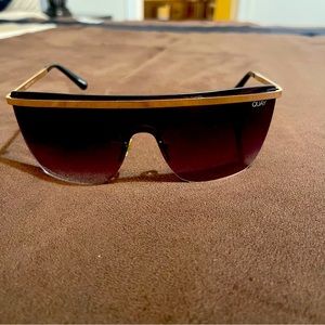 Quay sunglasses excellent condition just in time for the summer.